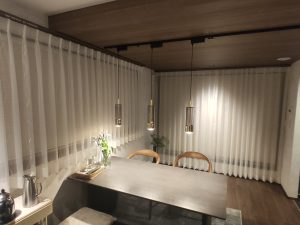 リビングの窓に取り付けられた一条工務店の断熱ハニカムシェードにレースカーテンを取り付け