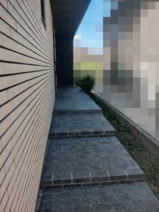 玄関ポーチと隣地ブロックの間の幅40ｃｍほどの土面