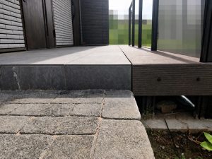 玄関ポーチとフラットに仕上がった人工木のデッキ面