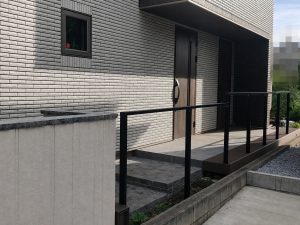 二段階の手摺状のアルミフレームのフェンス