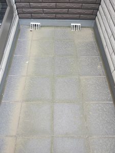 コケ汚れの目立つ北側の奥行きの狭いバルコニー