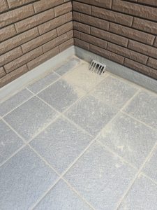 コケ汚れがほぼ見られない南側の奥行きの広いバルコニー