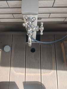 ガーデンパンの排水のためにデッキに開けた穴