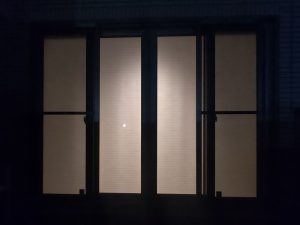 外から見た夜の断熱ハニカムシェード。光は漏れるが中の様子はわからない。