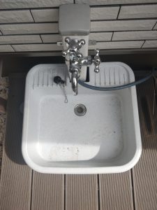 ガーデンパンの排水のためにデッキに開けた穴にぴったりはまったガーデンパン