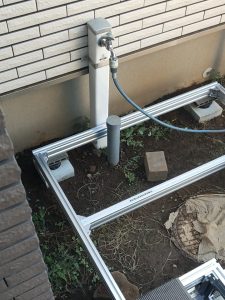玄関ポーチの袖壁裏側にある立水栓